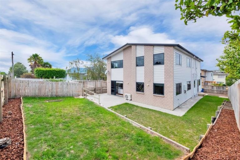 Photo of property in 7 Roberts Road, Te Atatu South, Auckland, 0610