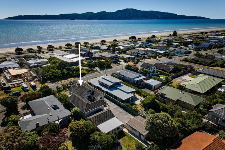 Photo of property in 135 Seaview Road, Paraparaumu Beach, Paraparaumu, 5032