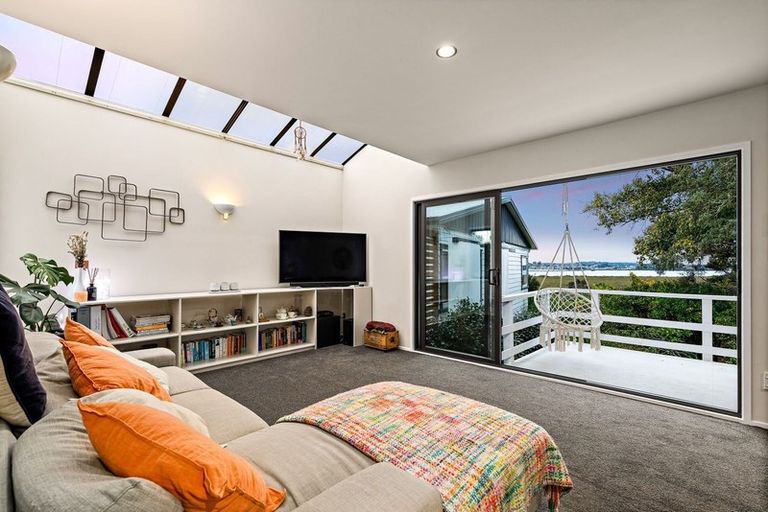 Photo of property in 22 Dawnhaven Drive, Te Atatu Peninsula, Auckland, 0610