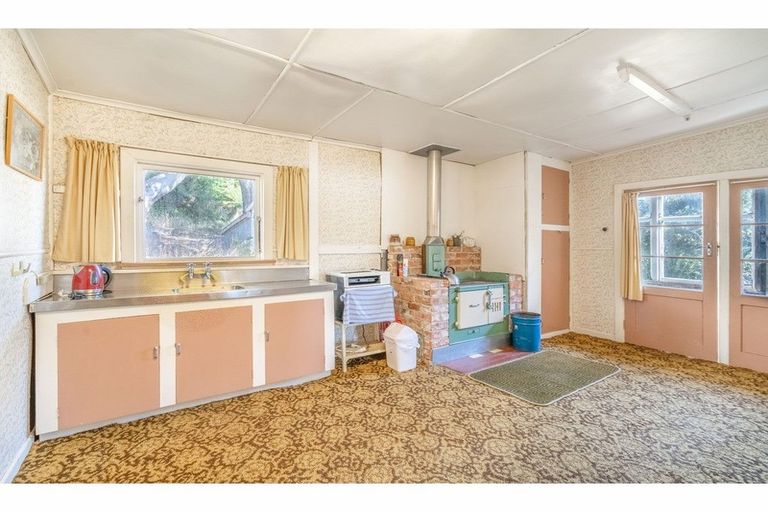 Photo of property in 9 Mena Street, Waikawa, Tokanui, 9884