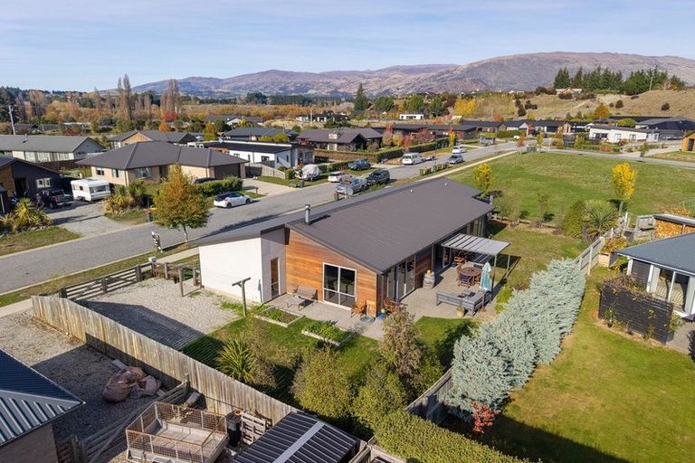 Photo of property in 4 Kingfisher Crescent, Albert Town, Wanaka, 9305