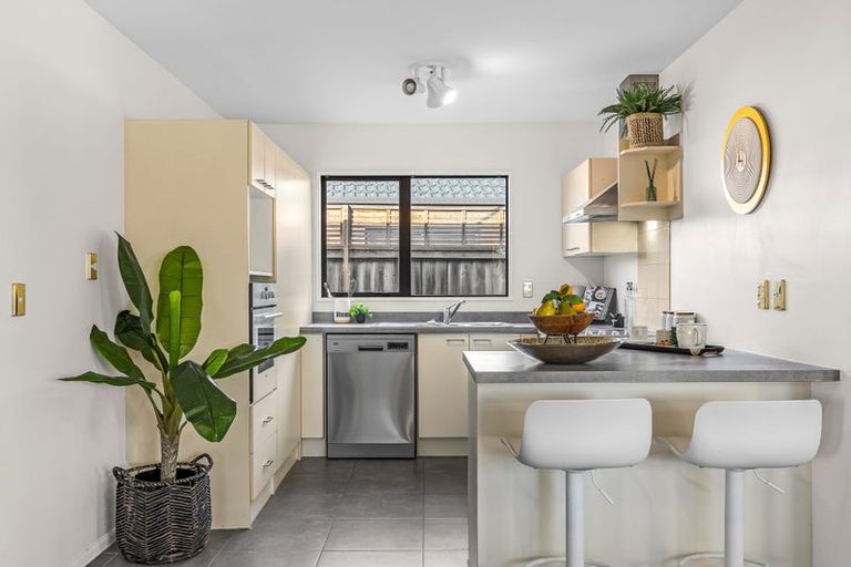 Photo of property in 2 Wendy Place, Heathcote Valley, Christchurch, 8022