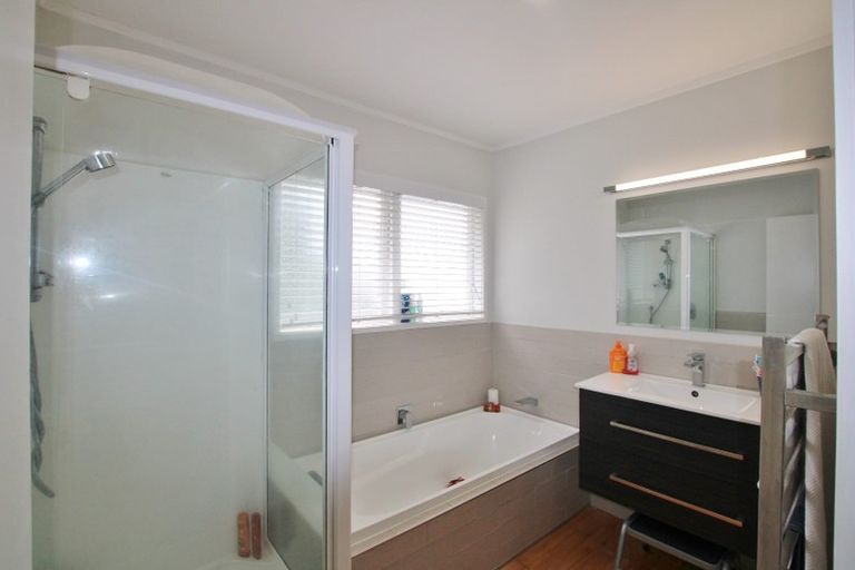 Photo of property in 24 Paragon Avenue, Beach Haven, Auckland, 0626