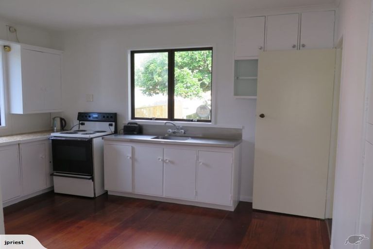 Photo of property in 14 Savoy Road, Glen Eden, Auckland, 0602