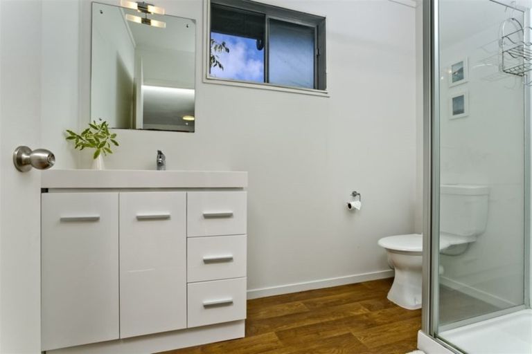 Photo of property in 2/52 Sunnynook Road, Sunnynook, Auckland, 0620