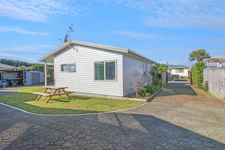 Photo of property in 11 Low Avenue, Foxton Beach, Foxton, 4815