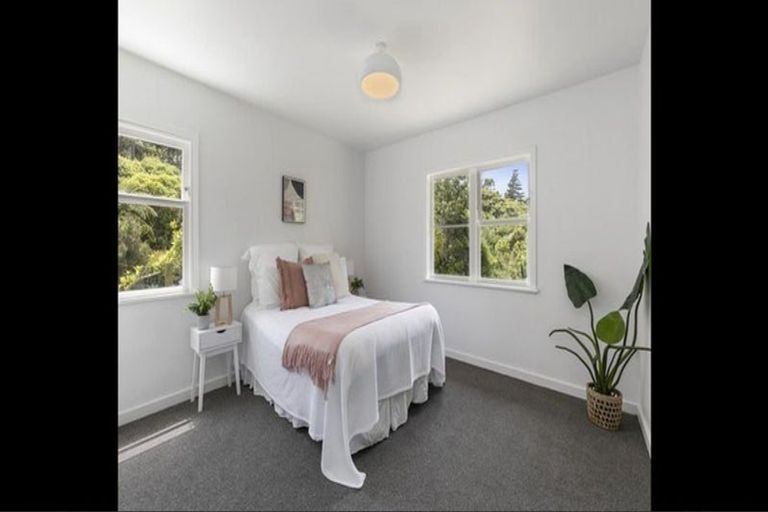 Photo of property in 138 Miromiro Road, Normandale, Lower Hutt, 5010