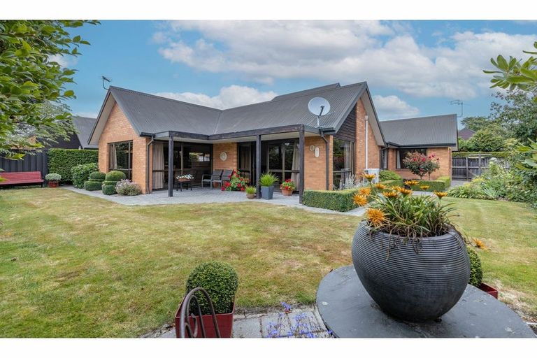 Photo of property in 35 Glenburn Place, Avonhead, Christchurch, 8042