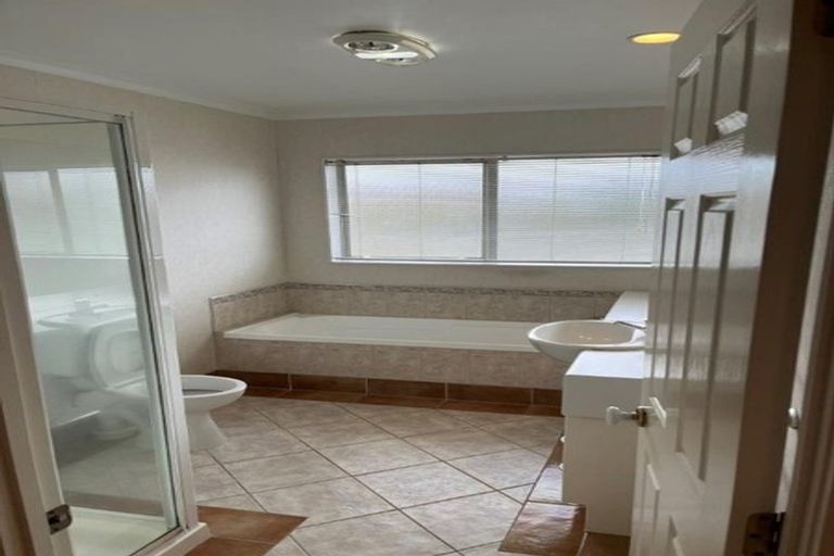 Photo of property in 6 Claremont Way, East Tamaki Heights, Auckland, 2016