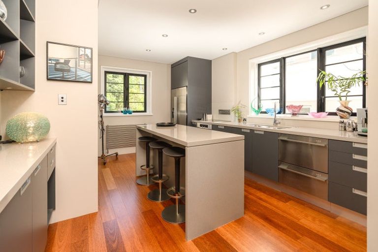 Photo of property in Broadwater Apartments, 214 Oriental Parade, Oriental Bay, Wellington, 6011