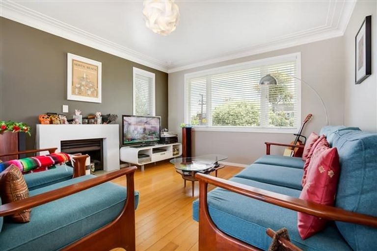 Photo of property in 13 Graham Avenue, Te Atatu Peninsula, Auckland, 0610