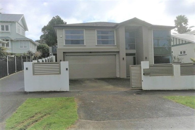 Photo of property in 18 Ramillies Place, Glenfield, Auckland, 0629
