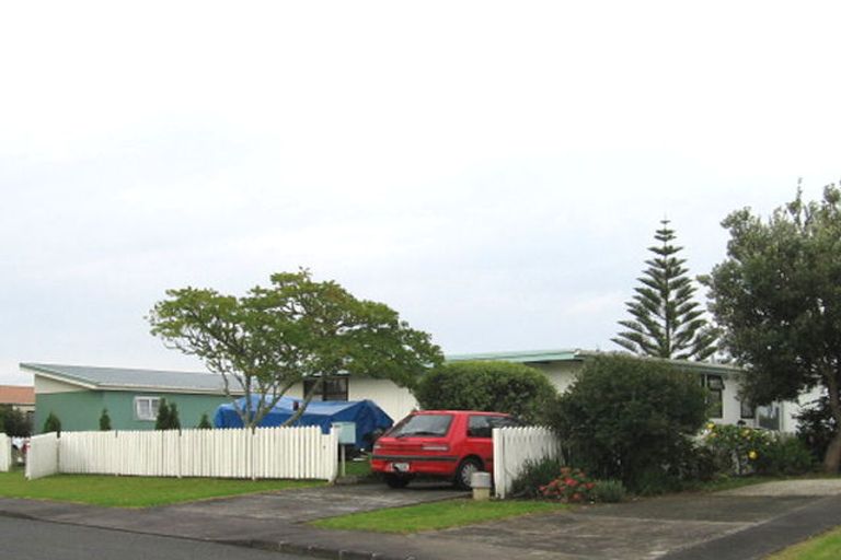 Photo of property in 17 Realm Place, Massey, Auckland, 0614