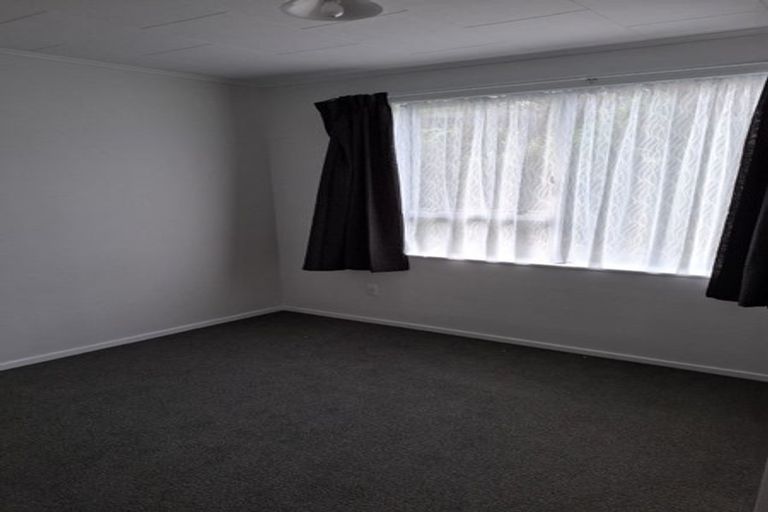 Photo of property in 4 Stroud Way, Newlands, Wellington, 6037