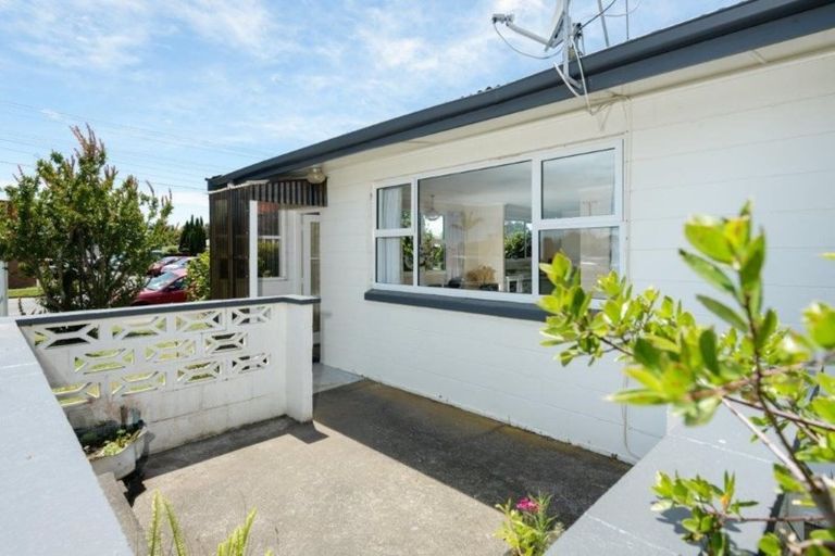 Photo of property in 2/92 Ngatai Road, Otumoetai, Tauranga, 3110