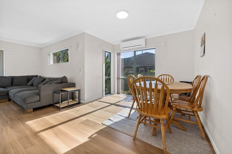Photo of property in 16 Castlehill Court, Wattle Downs, Auckland, 2103