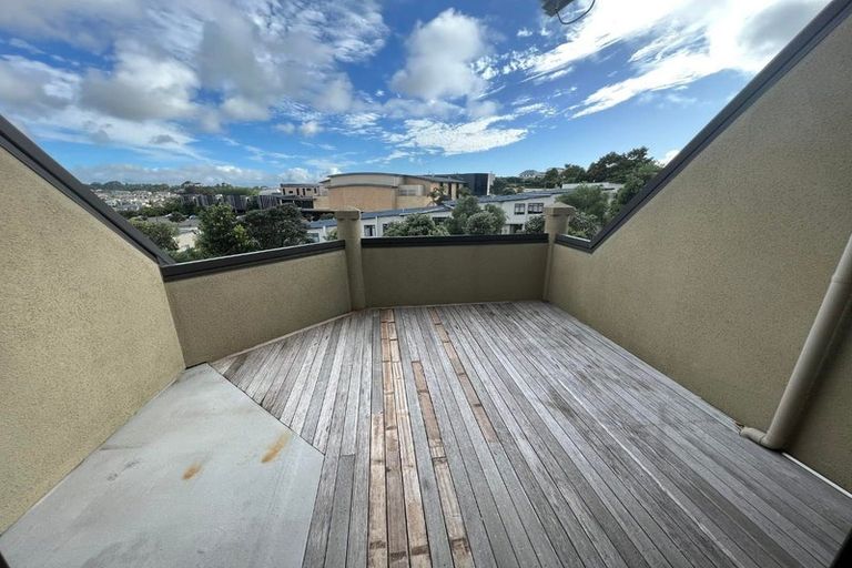 Photo of property in 4 Pannill Place, Oteha, Auckland, 0632