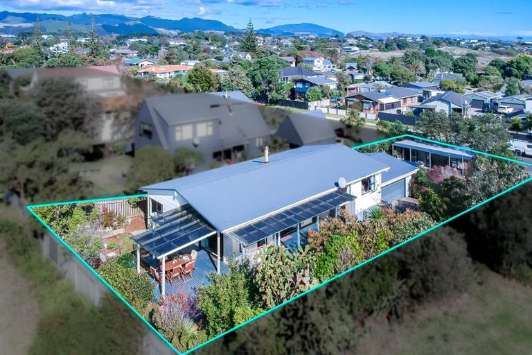 Photo of property in 27 Eruini Street, Waikanae Beach, Waikanae, 5036