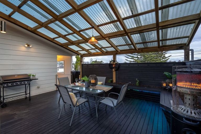 Photo of property in 2/7 Matipo Road, Te Atatu Peninsula, Auckland, 0610