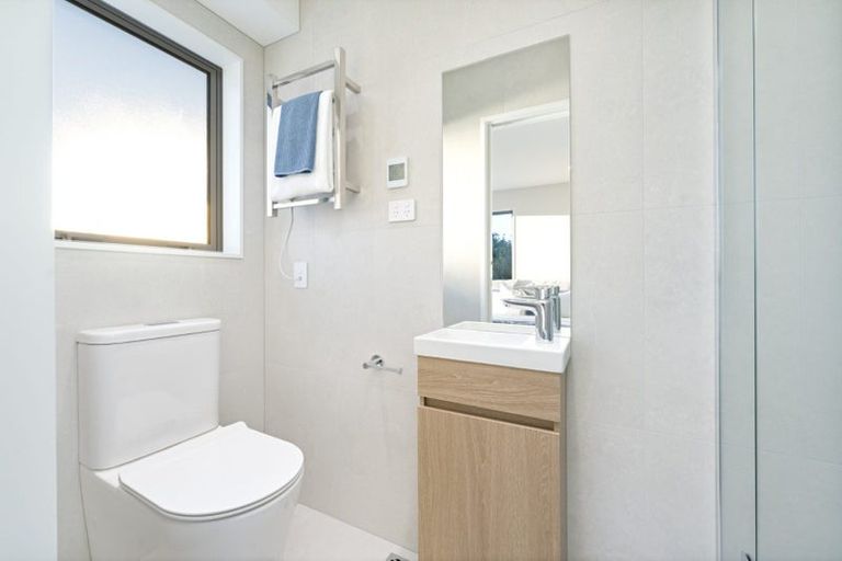 Photo of property in 2/5 Hereford Street, Te Atatu Peninsula, Auckland, 0610