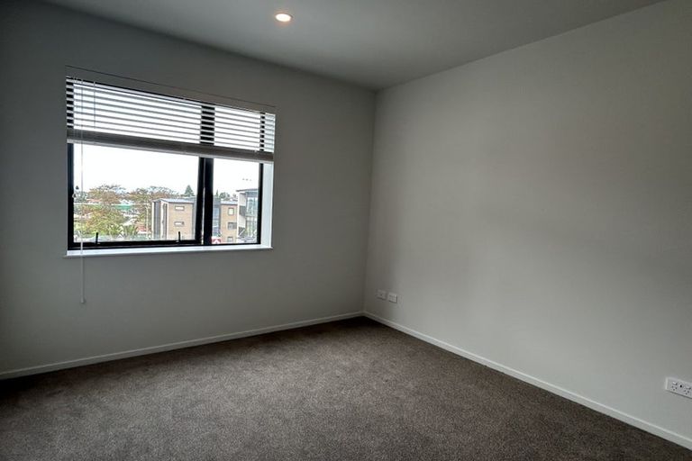 Photo of property in 25 Potter Avenue, Northcote, Auckland, 0627