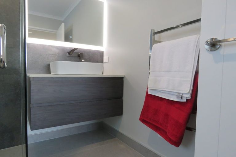 Photo of property in 2 Paapaka Way, Waiuku, 2123