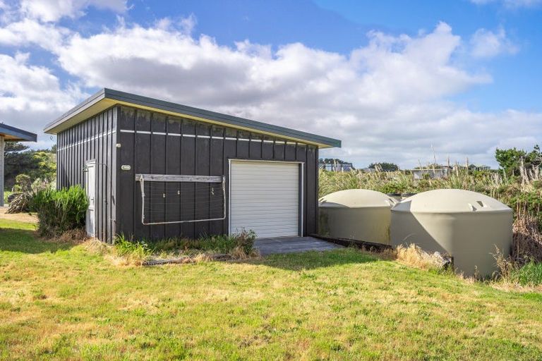 Photo of property in 32 Reay Mackay Grove, Waikawa Beach, Manakau, 5573