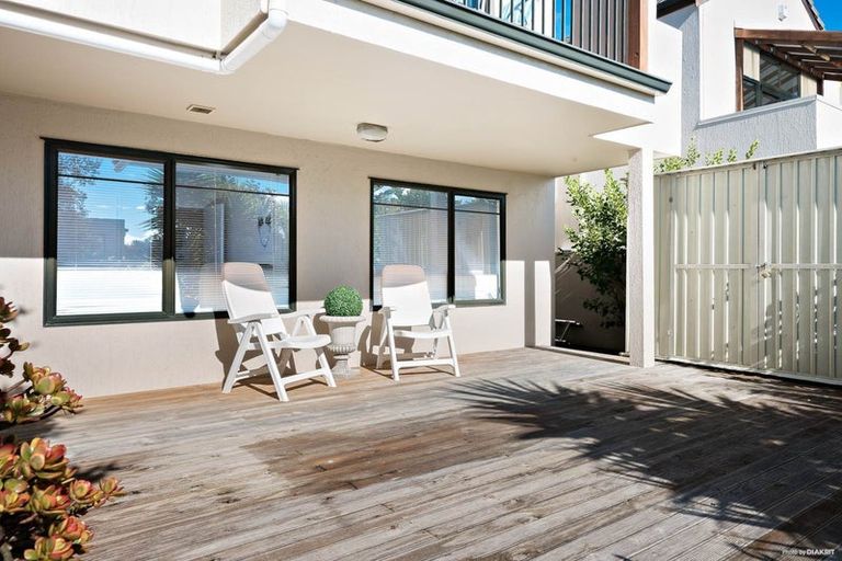 Photo of property in 4/62 Fernhill Way, Oteha, Auckland, 0632