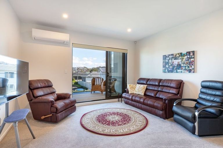 Photo of property in 11 Ngaru Way, Orewa, 0931