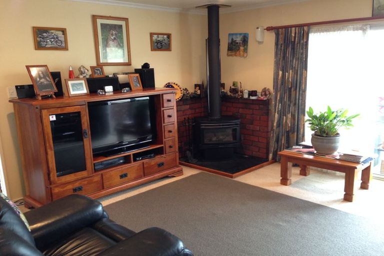 Photo of property in 24 Hillcrest Drive, Kelvin Grove, Palmerston North, 4414