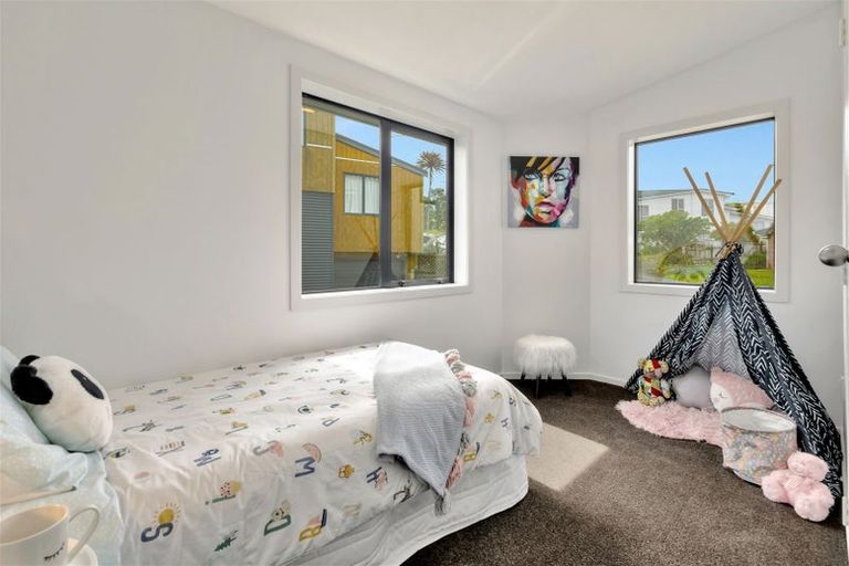 Photo of property in 84a Stewart Drive, Newlands, Wellington, 6037