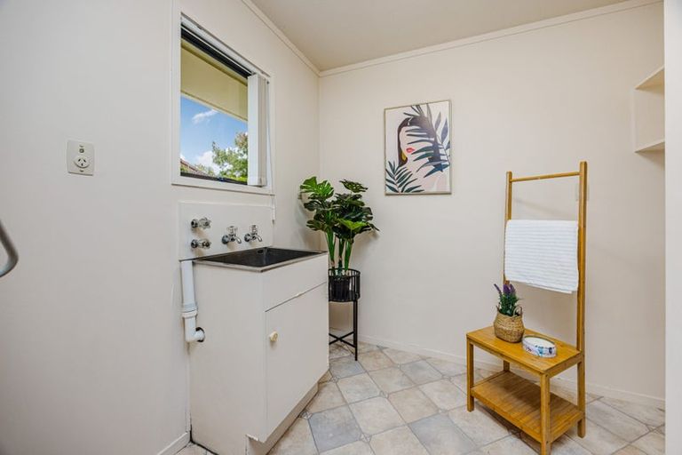 Photo of property in 1 Elrita Place, Conifer Grove, Takanini, 2112