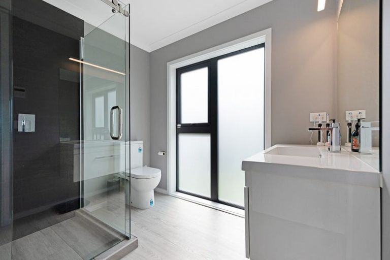 Photo of property in 5 Cessna Way, Newlands, Wellington, 6037