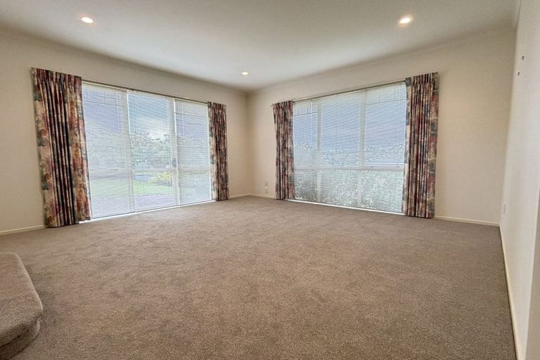 Photo of property in 8 Rosebay Rise, Henderson, Auckland, 0610
