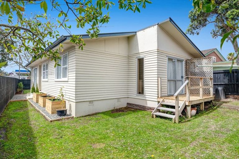 Photo of property in 71b Red Beach Road, Red Beach, 0932