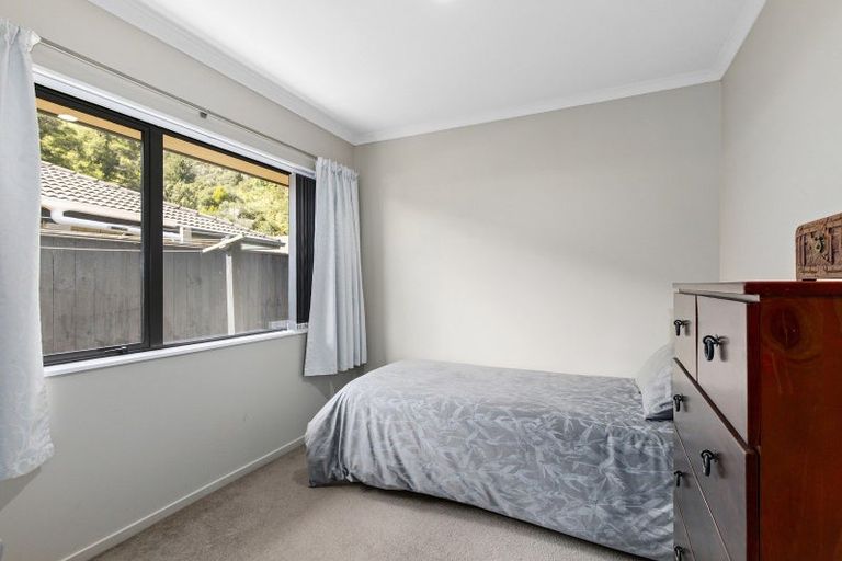 Photo of property in 15 Aragon Grove, Kingsley Heights, Upper Hutt, 5018