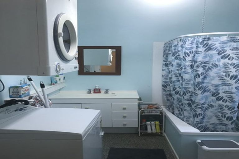 Photo of property in 232 Sutherland Road, Lyall Bay, Wellington, 6022