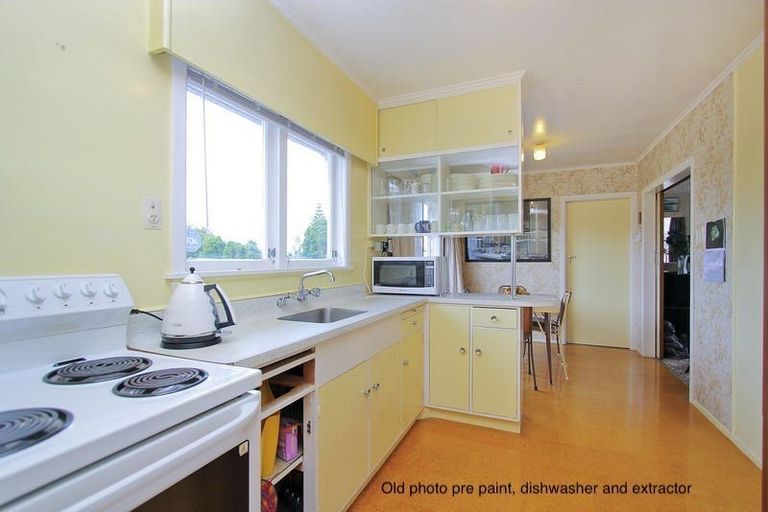 Photo of property in 16 Huruhuru Road, Massey, Auckland, 0614