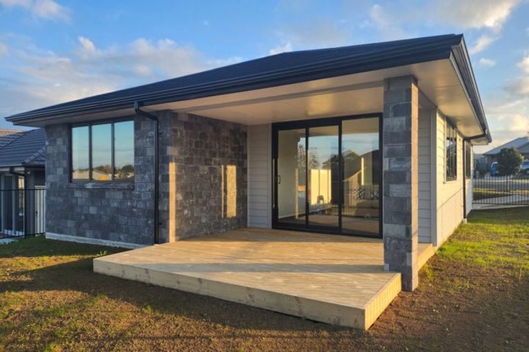 Photo of property in 2 Paapaka Way, Waiuku, 2123