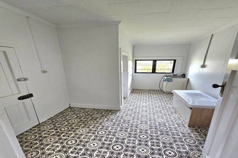 Photo of property in 40 Record Street, Fitzroy, New Plymouth, 4312