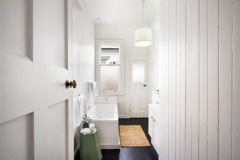 Photo of property in 45 Napier Terrace, Hospital Hill, Napier, 4110