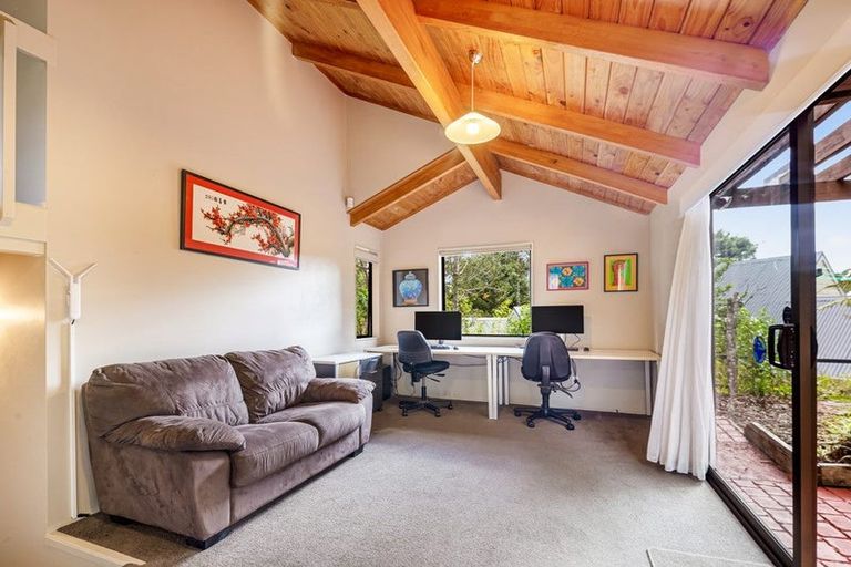 Photo of property in 15 Kaurimu Rise, Titirangi, Auckland, 0604