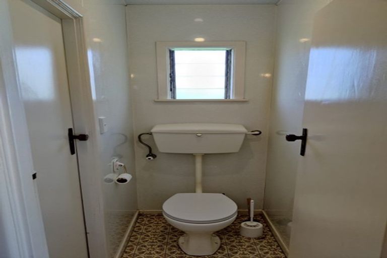 Photo of property in 50 Matipo Road, Te Atatu Peninsula, Auckland, 0610