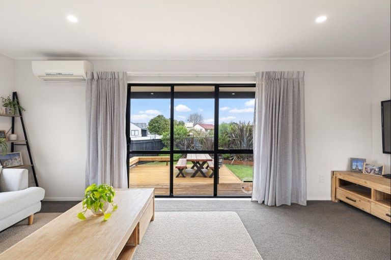 Photo of property in 100 Hillcrest Drive, Kelvin Grove, Palmerston North, 4414