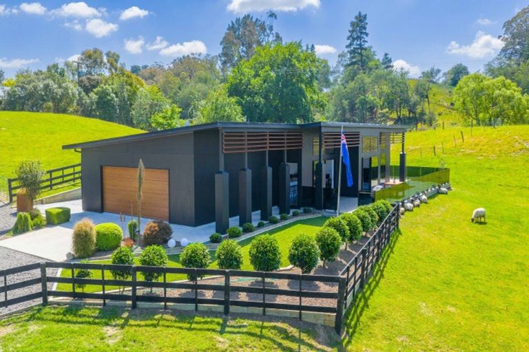 Photo of property in 4 Cemetery Road, Waipawa, 4273