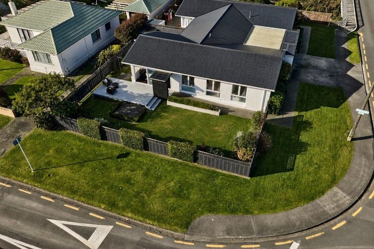 Photo of property in 3 Surrey Street, Tawa, Wellington, 5028