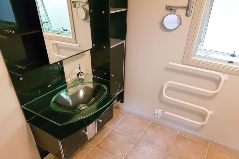 Photo of property in 19 Pohutukawa Avenue, Red Beach, 0932