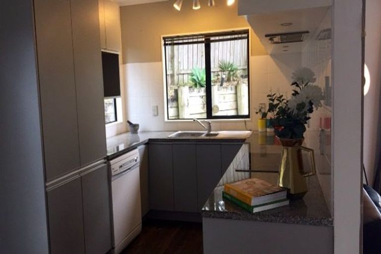 Photo of property in 2/2 Valecrest Place, Bayview, Auckland, 0629