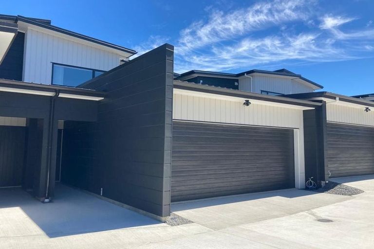 Photo of property in 2/60 Hayfield Way, Karaka, Papakura, 2580