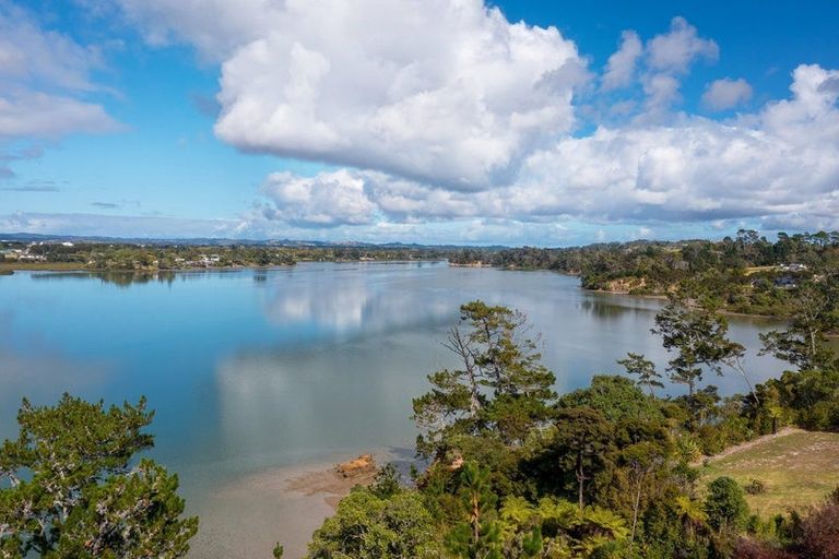 Photo of property in 5b Chatham Avenue, Paremoremo, Auckland, 0632